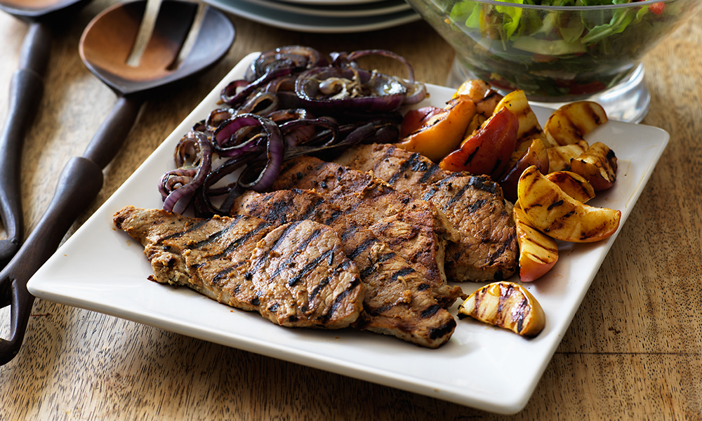 Barbecue pork steaks with apple and garlic