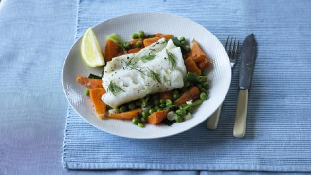 Image of braised cod with spring onions, peas and carrots