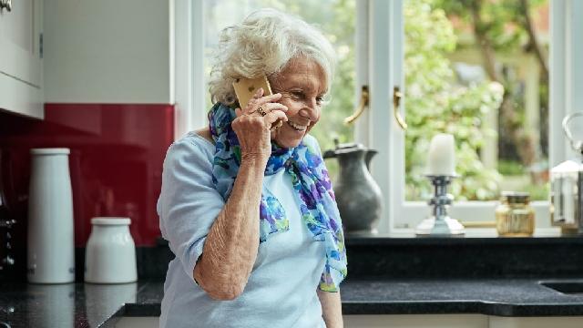 A lady on the phone to the Diabetes UK helpline