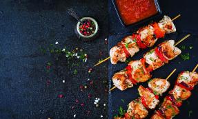 Chicken skewers and sweet peppers