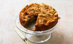 Apple and cinnamon cake