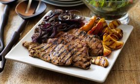 Barbecue pork steaks with apple and garlic