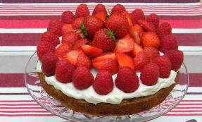 Chocolate, almond and berry cake