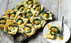 Egg Florentine tartlets