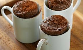 Microwave mug: Chocolate, banana and almond cups