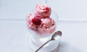 Raspberry frozen yogurt