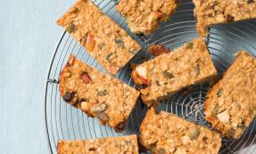 Spiced apple and raisin muesli bars