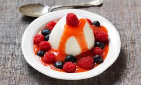 Yogurt and vanilla panna cotta with summer fruits